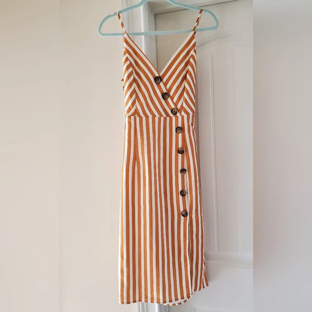 NWOT ORANGE STRIPPED OPEN BACK VINTAGE LOOK DRESS SIZE SMALL - Picture 2 of 3